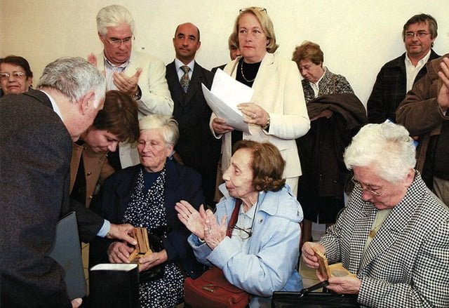 / Simone Isoart reçoit le diplôme pour elle et son mari