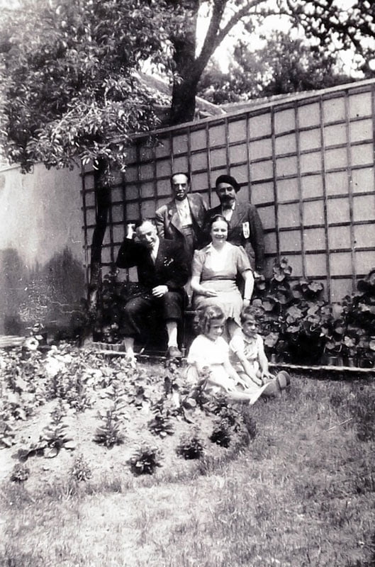 Solange et Jean-Louis Dreyfus assis derrière avec un bérét Monsieur Dreyfus et des amis