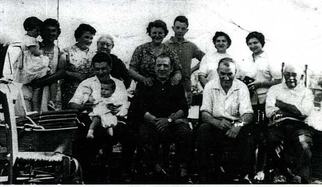 de G à D debout Yvette Bouchard, sa fille Arlette, Derchen Alter, Margeurite Bouchard, Milchen, Albert Alter& sa fille , assis Alex Alter tenant son fils Alain, Fernand, Henri Alter & Marius Bouchard