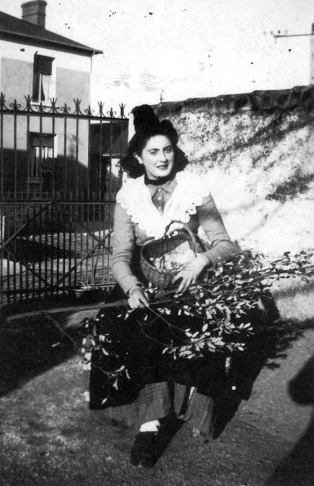 Marcelle G dans la cour de l'école publique de Saint Valérien