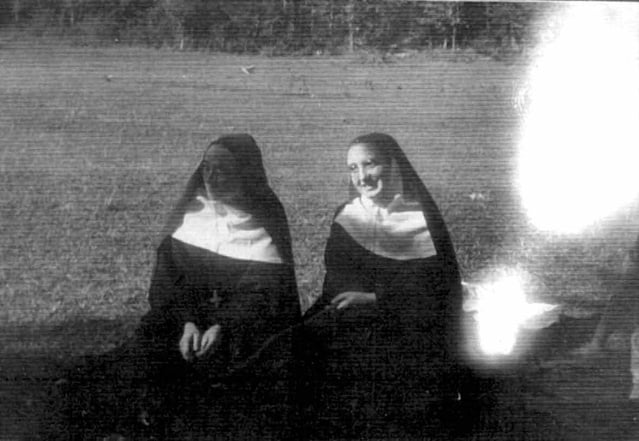 Soeur Jeanne-Françoise (à droite)