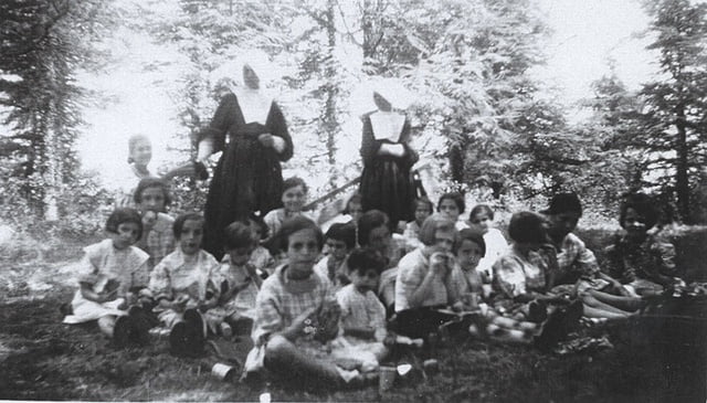 Betty Both chez les Soeurs de Charite.