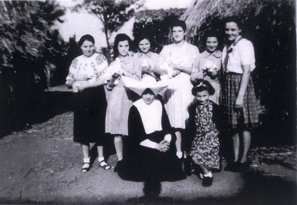 Marlaine Khan la rescapée(avec un ruban dans les cheveux) au monastère. Credit: COLL.YAD