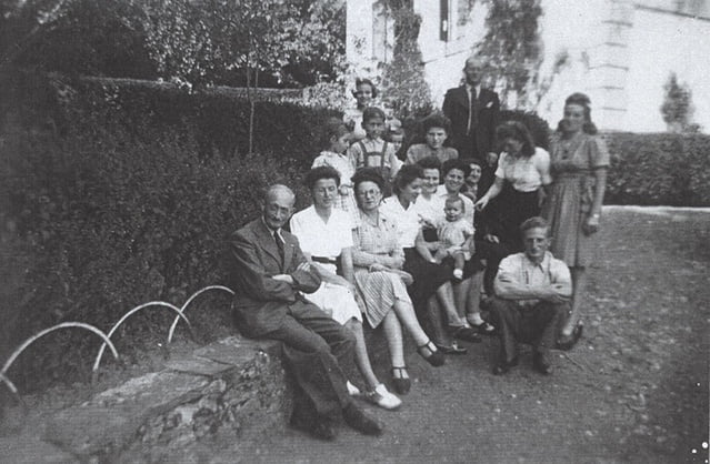 Un groupe de personnes juives caches par le Pasteur Sens. Betty est debout en haut du groupe