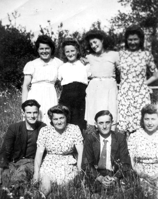 Marcelle G avec des jeunes camarades de saint Valérien