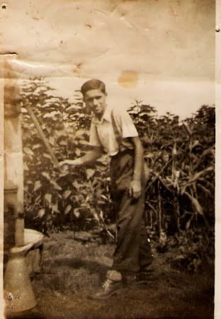 HENRY à la pompe dans la maison des Coudreaux
