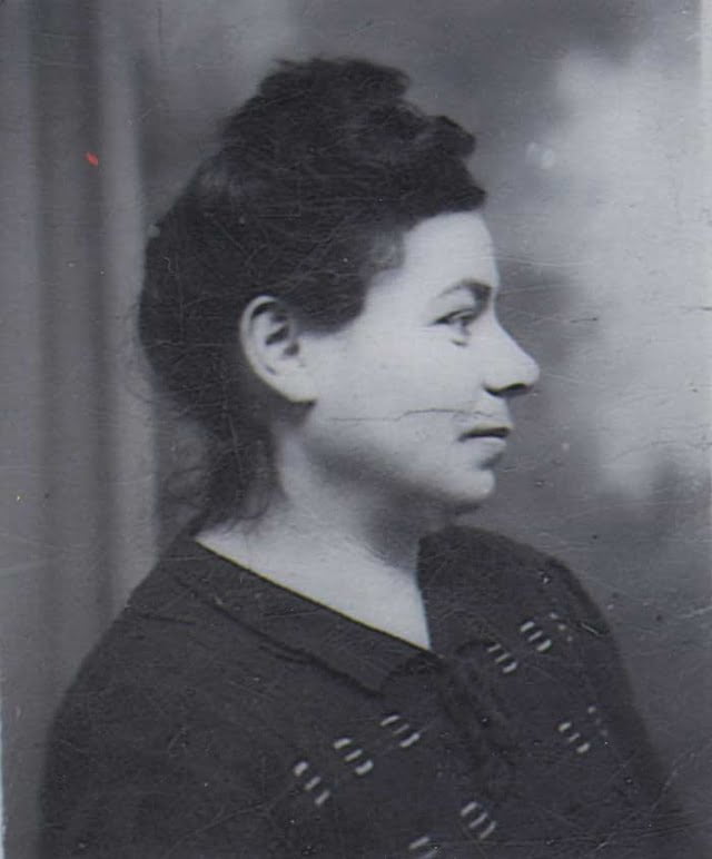 Scheindla Both la mère de Betty