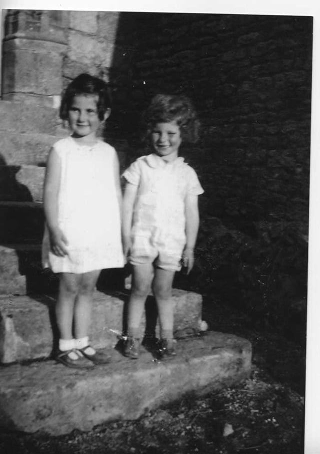 CRAZOVER Henri et Berthe EIDELMAN devant la chapelle à gauche de la ferme de courcy