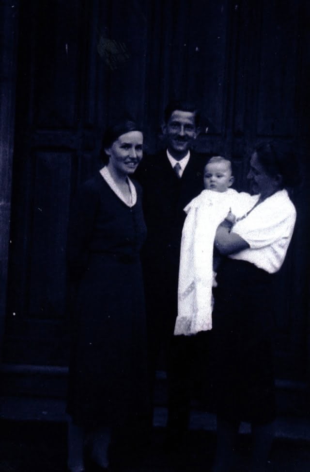 Baptême de Pascal DUBOIS en 1942 à Sainte Foy la Grande en Dordogne, Marthe, Roalnd et sa soeur 