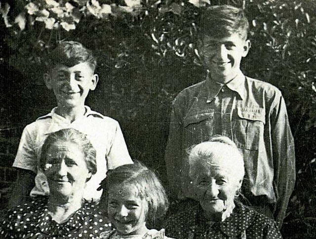 Madame MERGOUX Madame DESPLANQUE jean et Michel et Danielle Zeldine