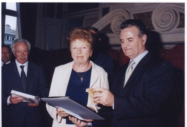 Cérémonie de remise de la médaille à  sa fille Jacqueline