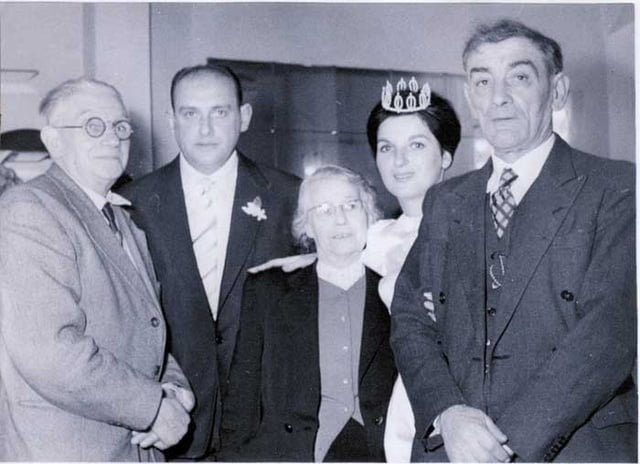 Rachel Ajzenberg à son mariage avec Léon Klein devant Angèle & Angelo Tamietti