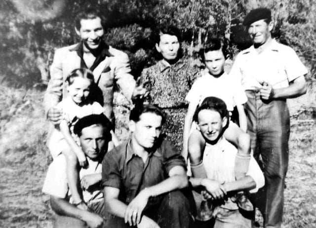 1943-1944 en bas à gauche André Noël Rostaing avec sa pettie soeur