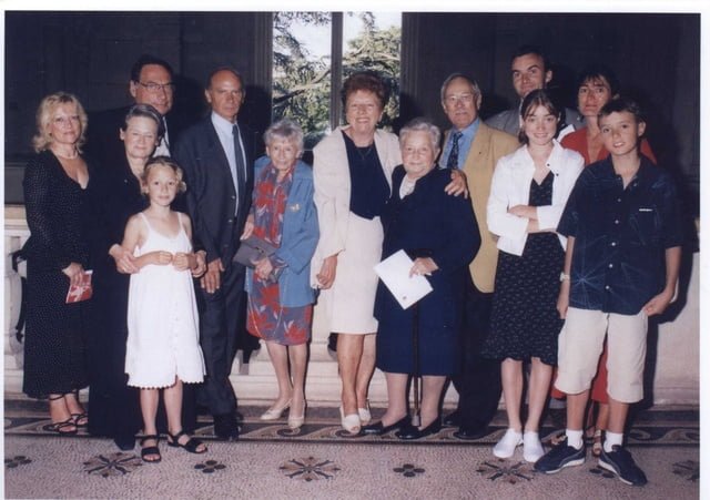 Jacqueline Gaillard au centre la fille de Léopold Gaillard avec Marguerite Narwa