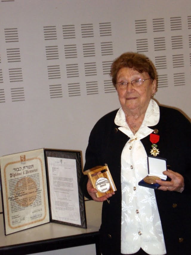 Mme MAYEUX avec la médaille des Justes
