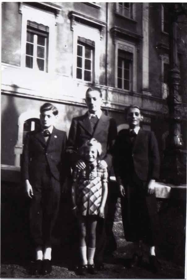 De gauche à droite Gilbert ISRAEL, Raymond BONEM, Roland ISRAEL, au centre Monique ISRAEL