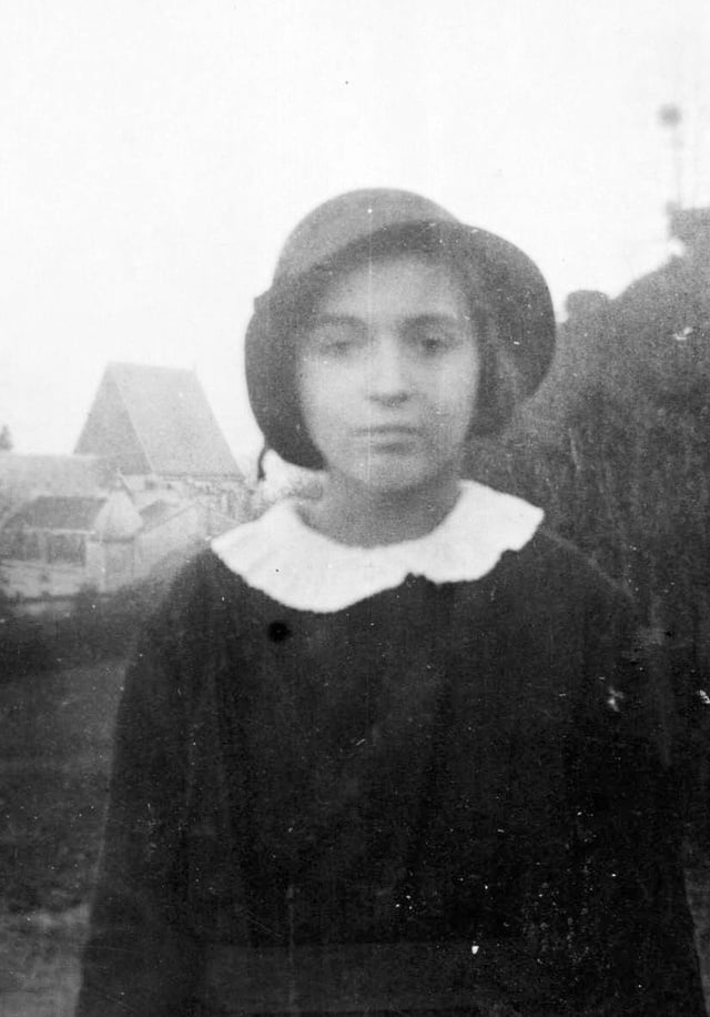 1932 à Ecouen, Renée Flachot