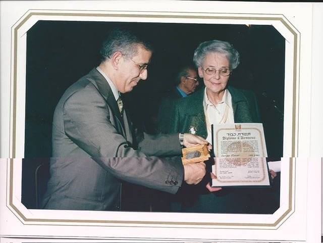 La fille de Georges Mazet recevant le diplôme de la part du Consul