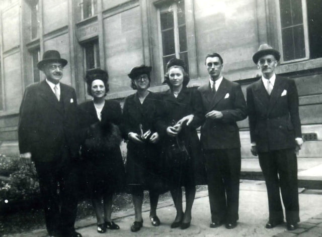 Mariage civil en 1946 mairie du V° de Renée Flachot avec ses parents