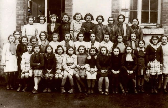 A gauche dernier rang Denise FAILLE à côté Lilya Rajchman