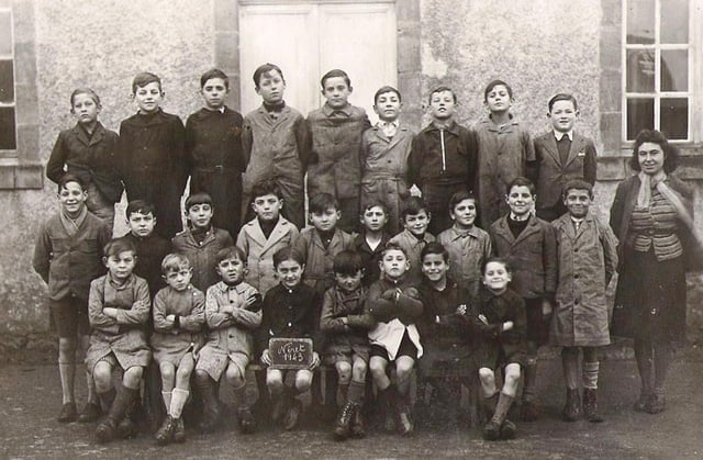 Leon 3° à partir de la droite au 1° rang