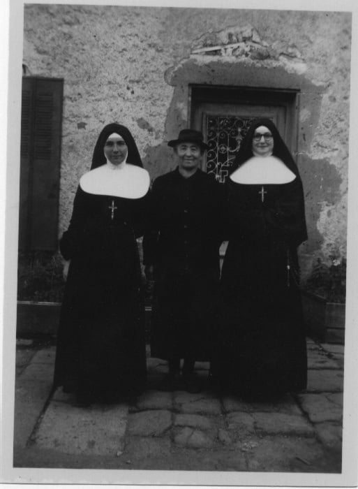 A gauche Soeur Marie-Etienne et à droite Soeur Marie-Angèle