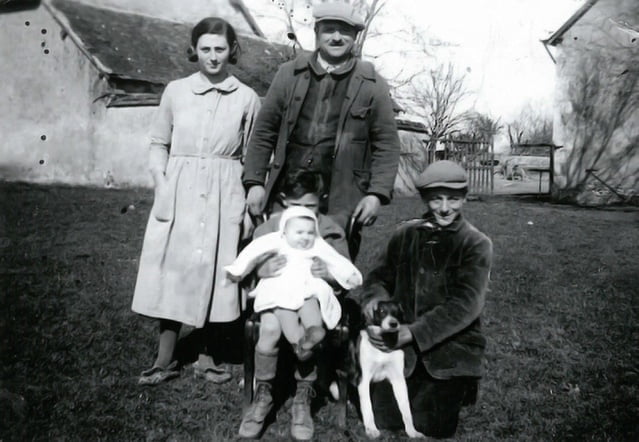 Jeanine, Henri, Roger tenant Huguette