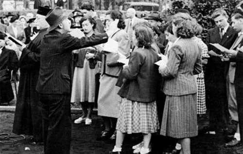 Max Rosenzweig dirigeant une chorale à Thionville dans les années 50. source photo : Arch. fam. crédit photo : D.R