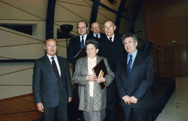 Remise de la décoration à  Suzanne BOILLOT RIDART