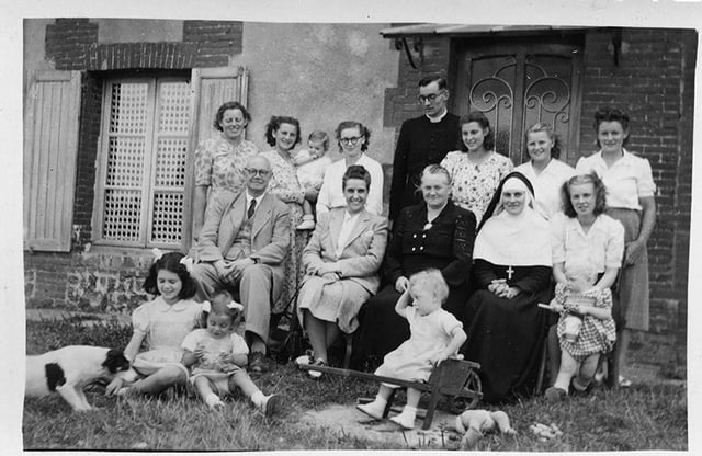 Malca  Lupu avec sa fille Irène  au 3ème rang  sa fille Jeanine (la brune)