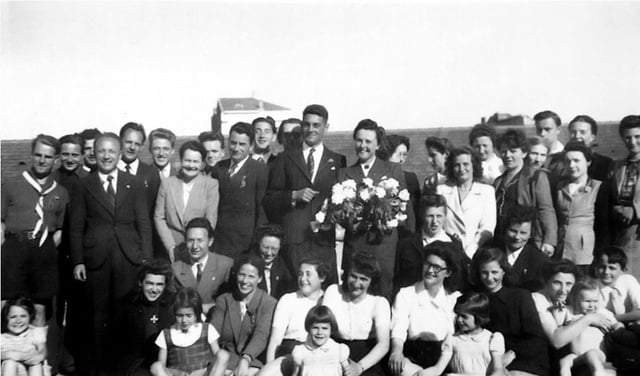 Les Tulpin entoures de toute l'équipe nationale et de deux des trois jenes filles Dennery