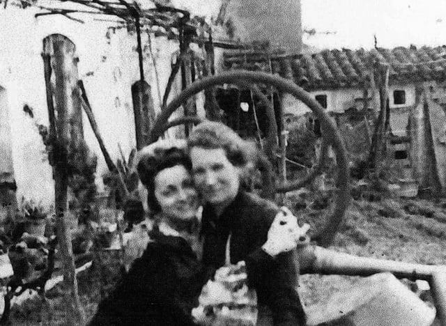 Diana la personne sauvée qui tient dans ses bras Marie-Louise Rigaud