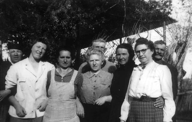 Virginie Gambet en noir  avec les personnes sauvées