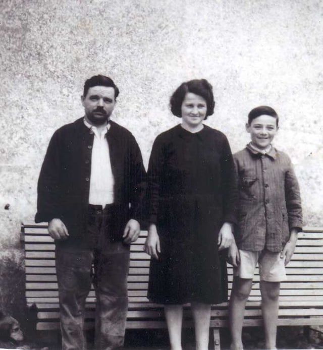 Clément Clémentine Marcel devant la maison