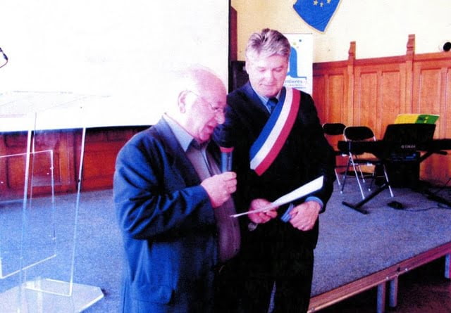 M_ GrinblataS Georges remerciant ces Justes à côté de M le maire Denis Dussargues