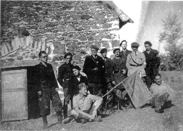 Emile MOULINET (debout le troisième à gauche)