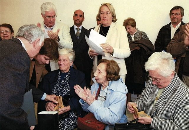 Simone Isoart reçoit le diplôme pour elle et son mari