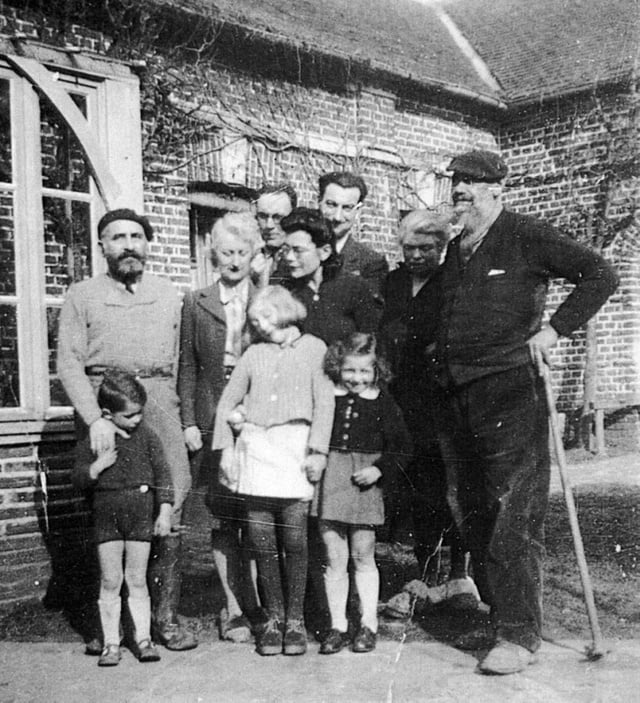 De g. à d. au 1er plan René Dreyfus Mme Thierriot Simone Macé Mr Babin 2e plan Mr Weber