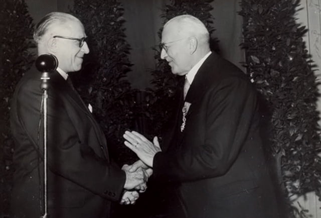 Remise de la légion d'honneur à Paul Dousselin par M.Royer (Strasbourg 7 décembre 1957)