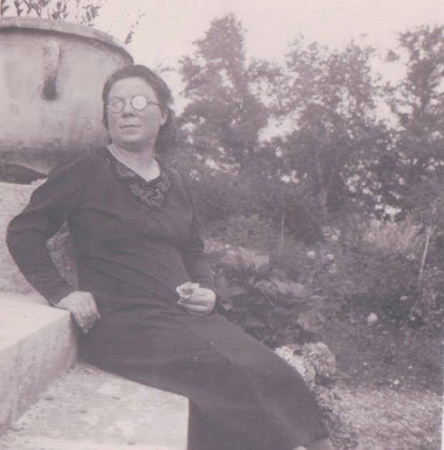 Lucile Godrie sur une marche du perron du bungalow du docteur Laffitte