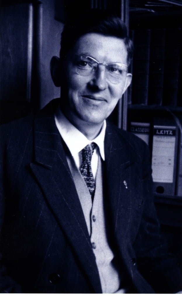 pasteur Roland DUBOIS dans le bureau du presbytère de Masevaux Haut-Rhin