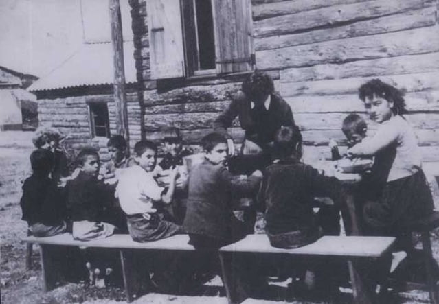 Simone Chaumet assise à gauche Germaine Bisserier debout avec le groupe d'enfants