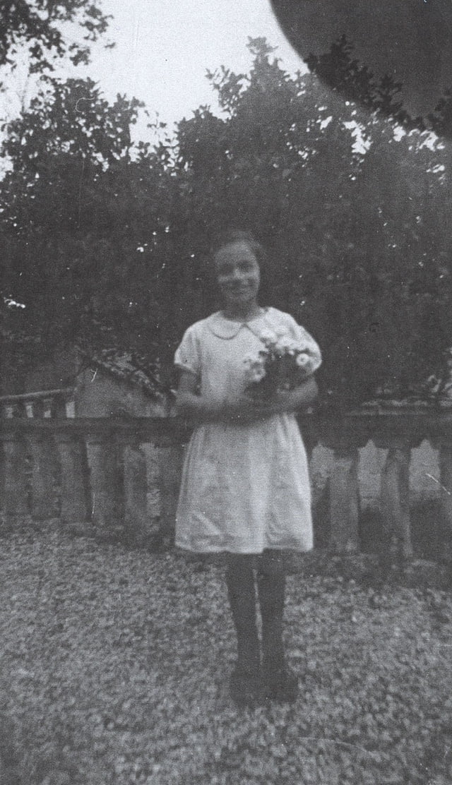 Betty lors d'un pique-nique avec les religieuses.