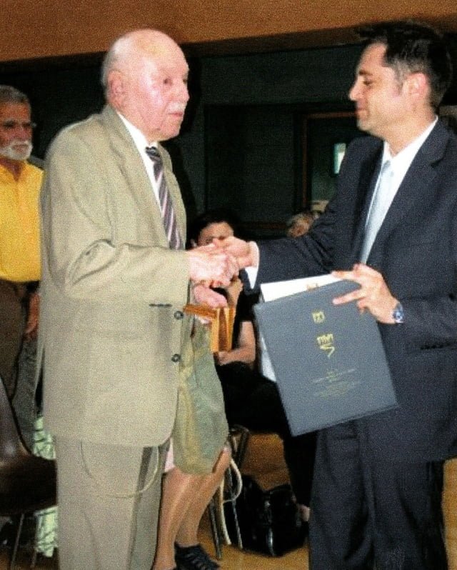 Monsieur Hardy petit fils du juste recevant la médaille