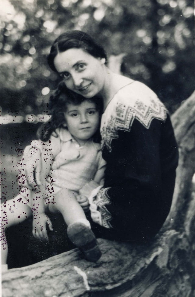 Yvonne Genevey avec son enfant