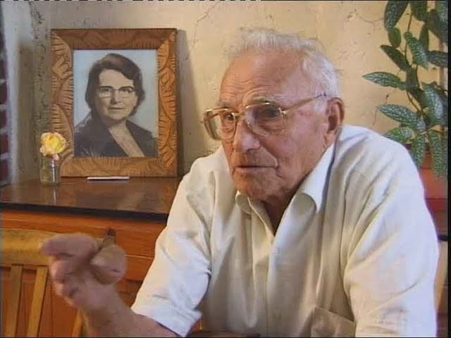 Roger et photo de Marcelle dans le cadre derrière