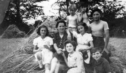 Hélène Rozner, tenant Mme Gaboriaud et son frère Armand.Derrière Armand, Albert Rowek.