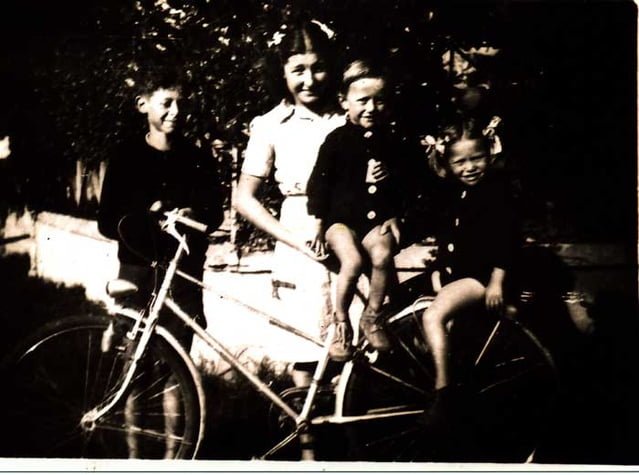Jeanne SAUTIE LABORDE avec les 3 petis sauvés Marcel, nathan et Ita