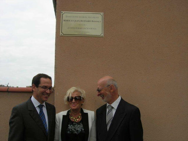 le consul, la personne sauvée et le délégué Yad Vashem devant la plaque commémorative