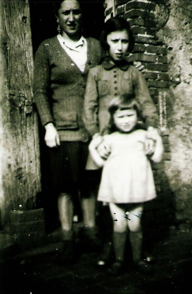 Raymonde Piedallu let deux petites filles qu'elle a sauvée dont la mère ne reviendra jamais